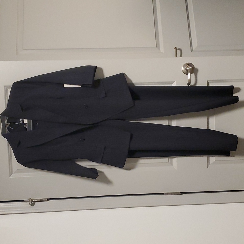 Womens suit never worn. size 7